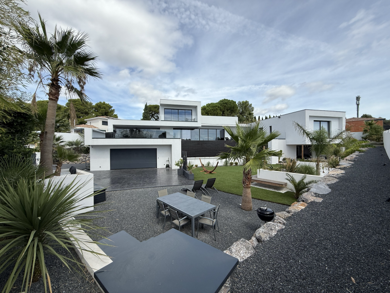 Modern house available for rental in Montpellier, FRANCE, specifically designed for professional photoshoots and creative projects