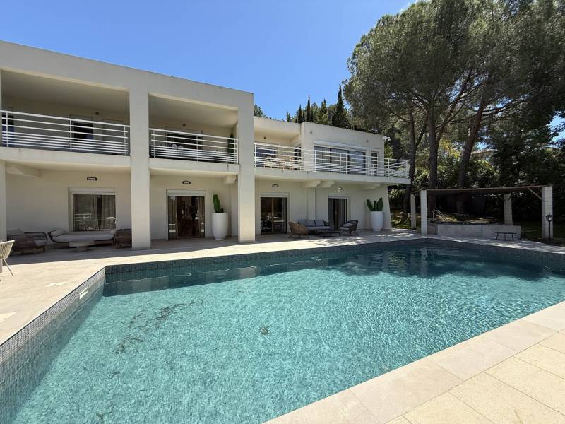 Villa in France with private swimming pool available for rent specifically for professional photo and video shoots in Cannes