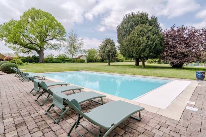 house with swimming pool available for rent for event in Paris, FRANCE