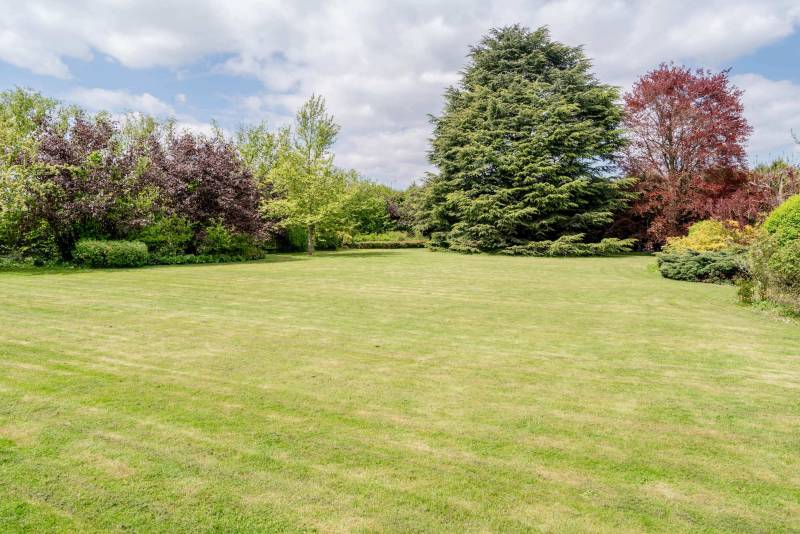 House with garden for rent for professional photo shoots in Paris, FRANCE