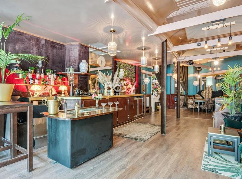 Renting and privatizing a bar exclusively for a professional photo shoot in FRANCE