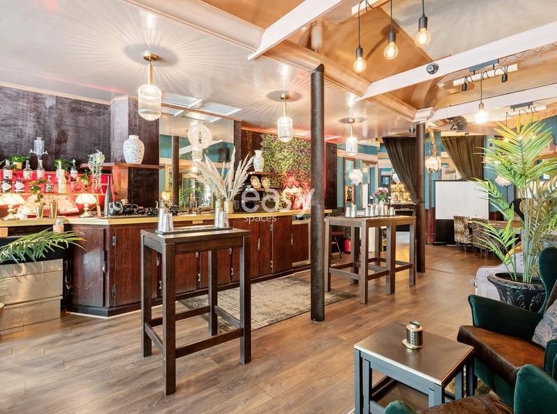 Movie set with a garden available for rent in the Île-de-France region of France