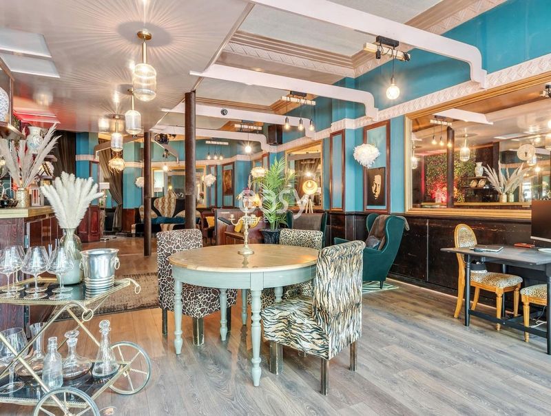 Renting a private location in Paris, France specifically for professional photoshoot sessions