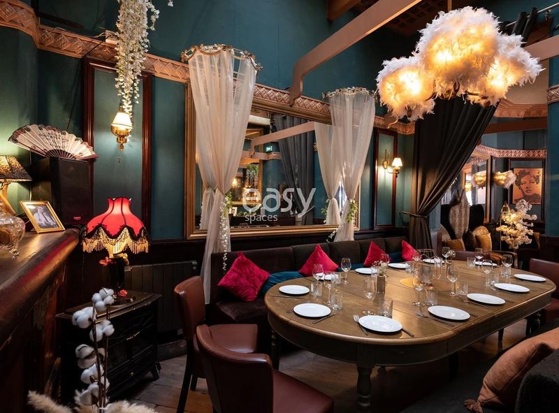 Who is knowledgeable about a filming location in the Paris region, France?