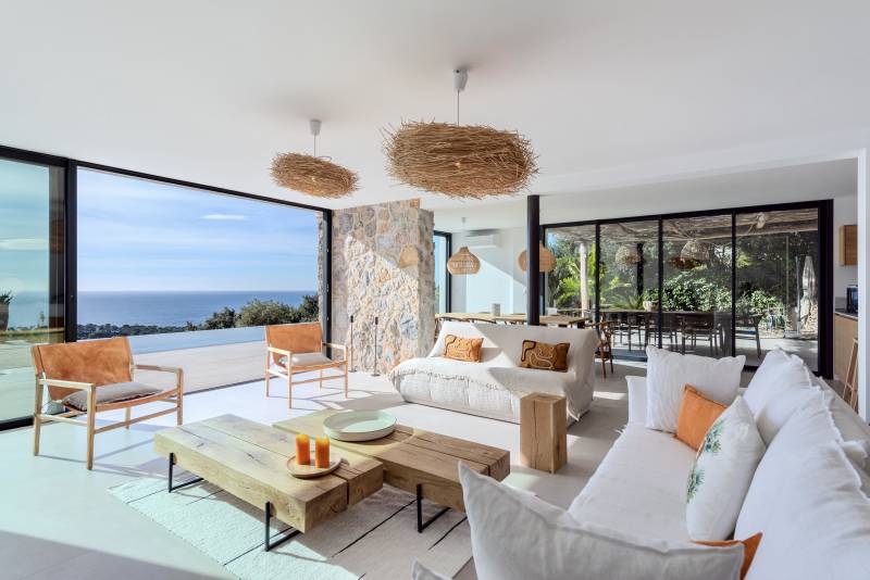 Contemporary villa with stunning sea view available for rent for professional photoshoots in the South of FRANCE