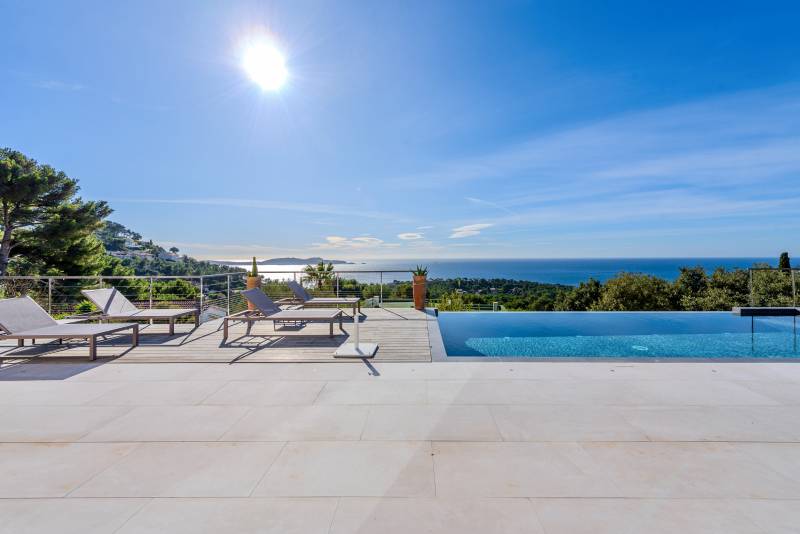 Seaside Shooting Location with Stunning Sea View in the Var Region of France