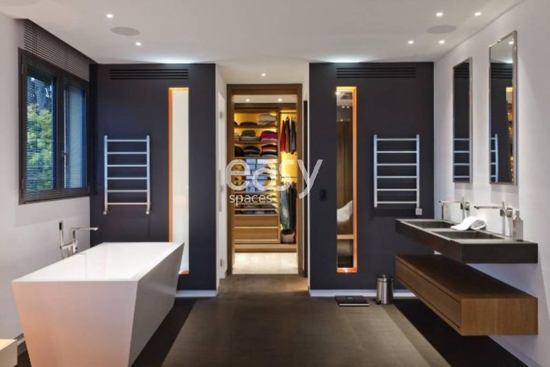 rental of a decorative setting specifically designed for a photoshoot in Cannes