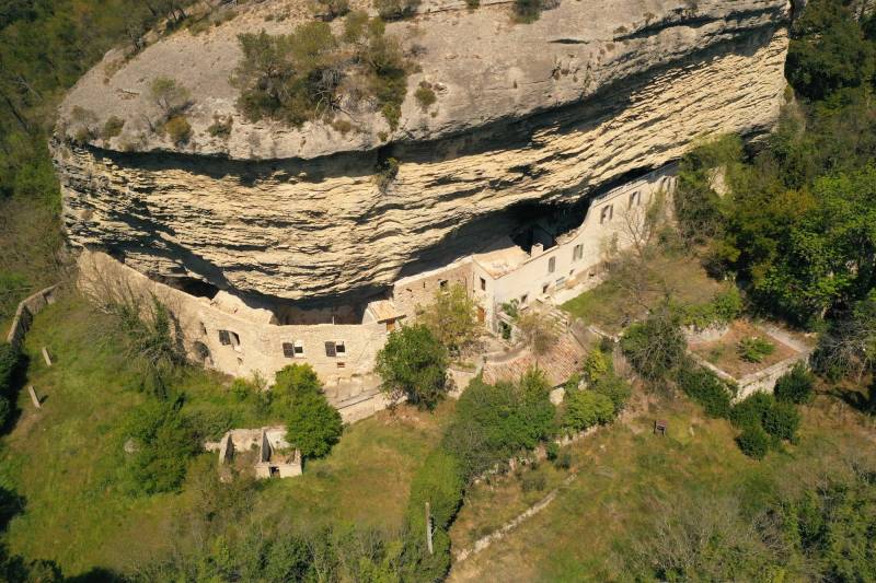 suggest an unusual and unique photoshoot location in FRANCE