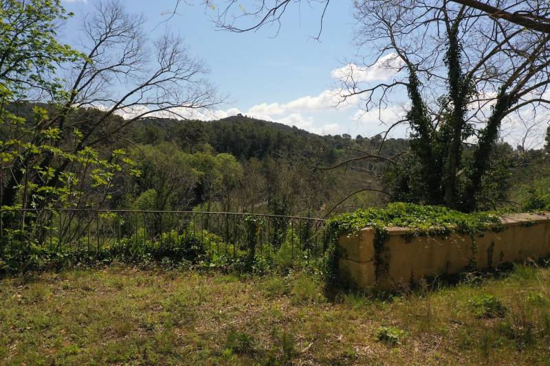 Raw location in FRANCE primarily designated for professional photographic shooting sessions