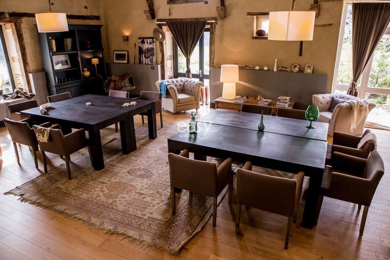 A detailed description of a seminar venue located in the city of Rennes, situated in the beautiful region of Brittany