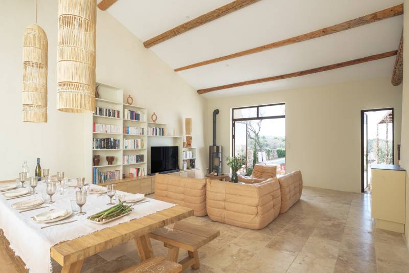 Provençal farmhouse located in the Luberon region of France, ideal for photo shooting sessions