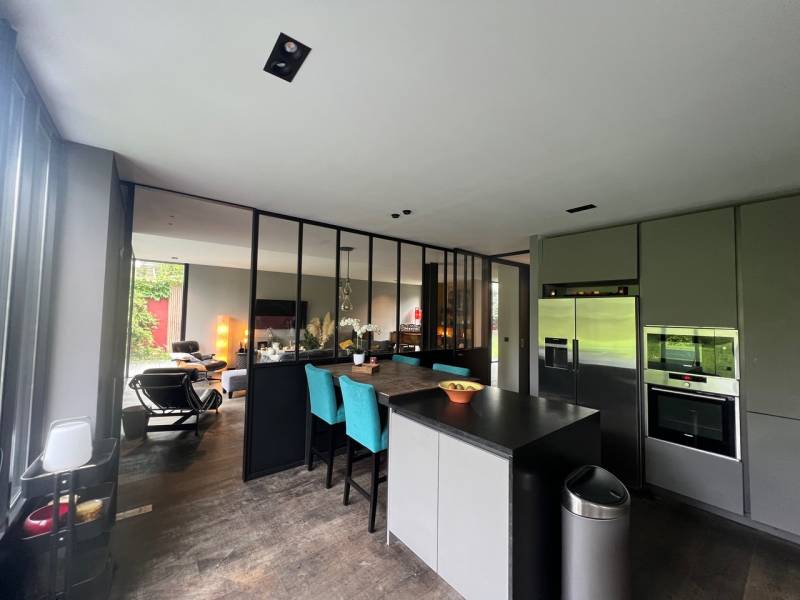 Photoshoot location with garden in Paris, France with beautiful natural surroundings