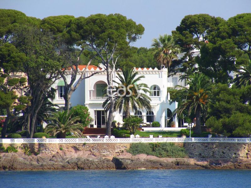 Rental of a beautiful Belle Époque house right by the water in the beautiful south of France perfect for film shooting