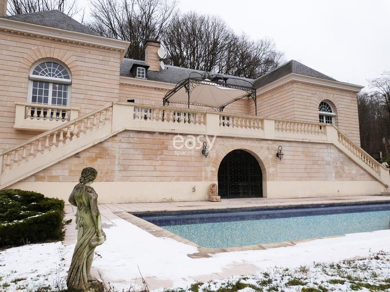 Filming locations and famous places used in Paris for various movies and TV productions