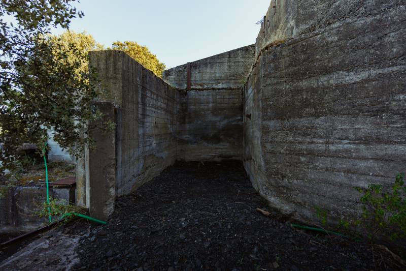 Raw location of the photo shoot in the South of France, an authentic setting for capturing natural beauty and vibrant culture