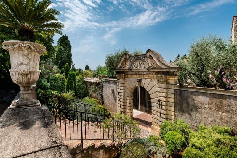 rent a stone villa for a photoshoot in Cannes, FRANCE