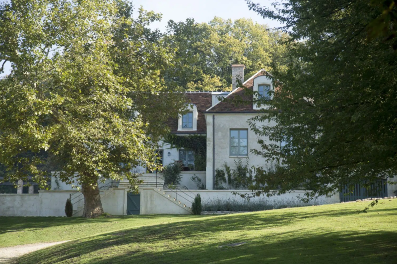 Country house available for rent in France for professional photoshoot sessions in Paris and surrounding areas