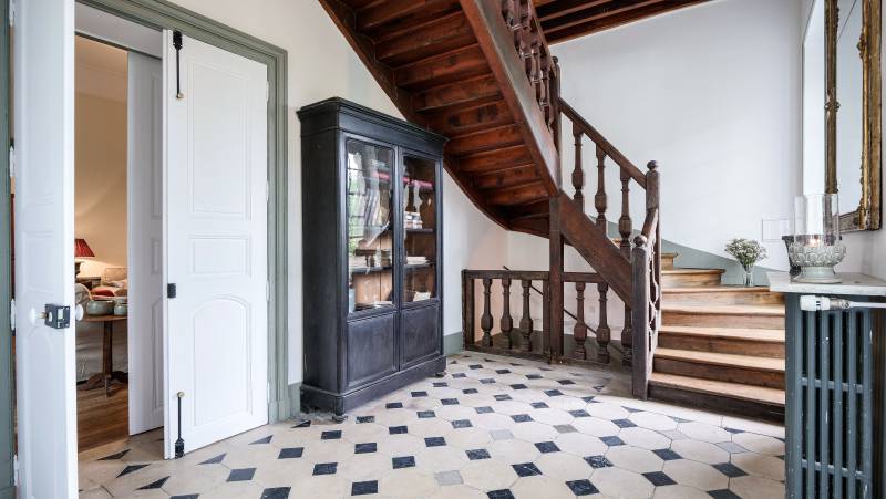 Private mansion located in France used as a beautiful venue for a photo shooting session in Paris