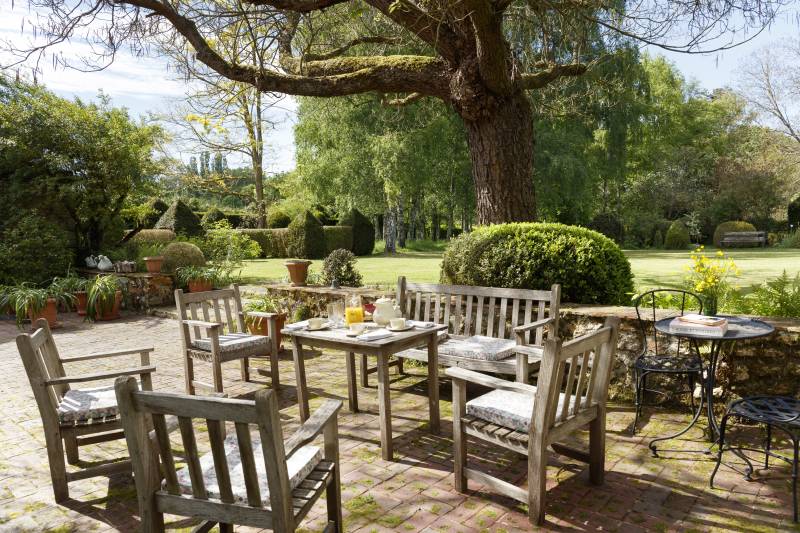 renting a charming countryside house for a professional photo shoot near Paris, FRANCE