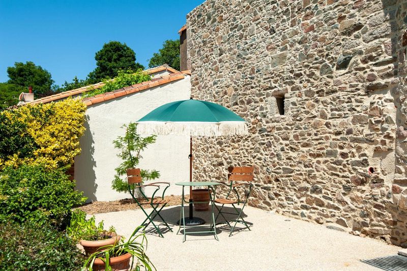 Beautiful and spacious garden location in Nantes, FRANCE, perfect for photo shootings and creative projects