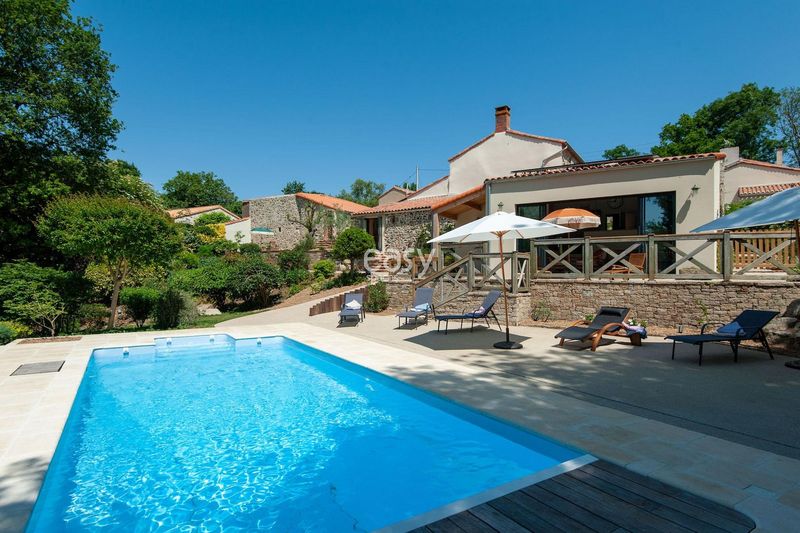 house with swimming pool for a professional and spacious photo shoot location in Nantes FRANCE