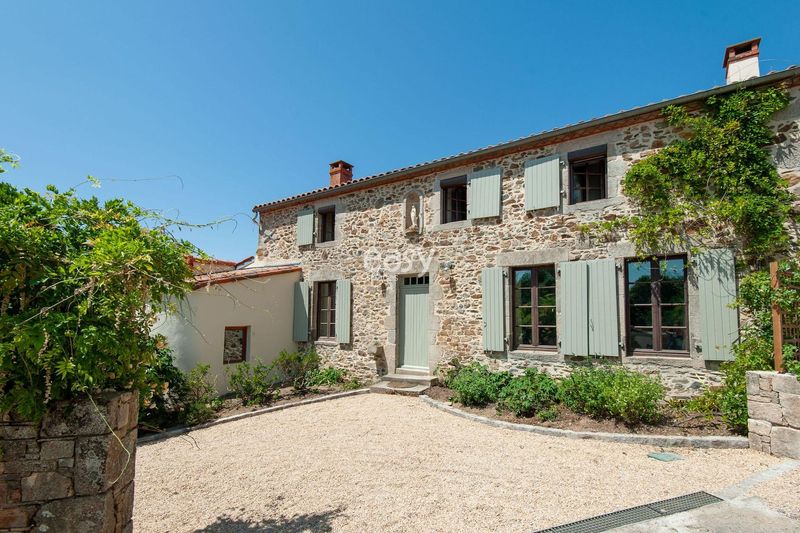villa with swimming pool available for filming purposes in Nantes, FRANCE
