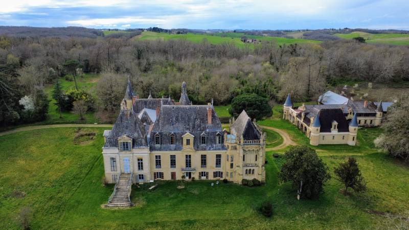 Castle available for rental in Toulouse, France for professional photo shootings and filming sessions