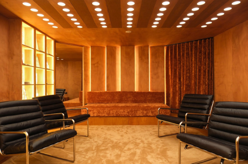 unusual photo shoot location in Paris