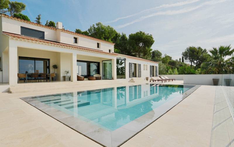 Contemporary villa with panoramic sea view available for photoshoot rental in the Var region of FRANCE