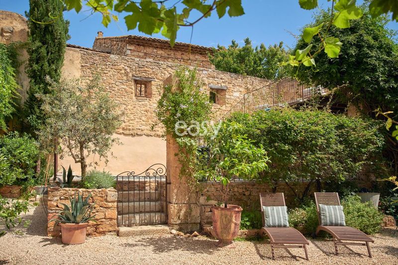 stone house perfectly suited for a professional photo shoot in Nîmes