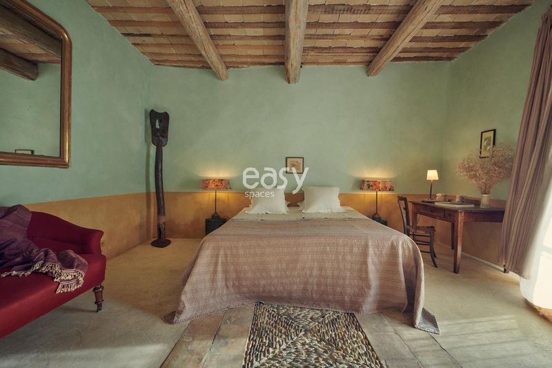 unique and unconventional space perfectly designed for photo production in Nîmes