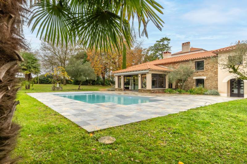 find a location for a photoshoot with a swimming pool in the city of Nantes, FRANCE