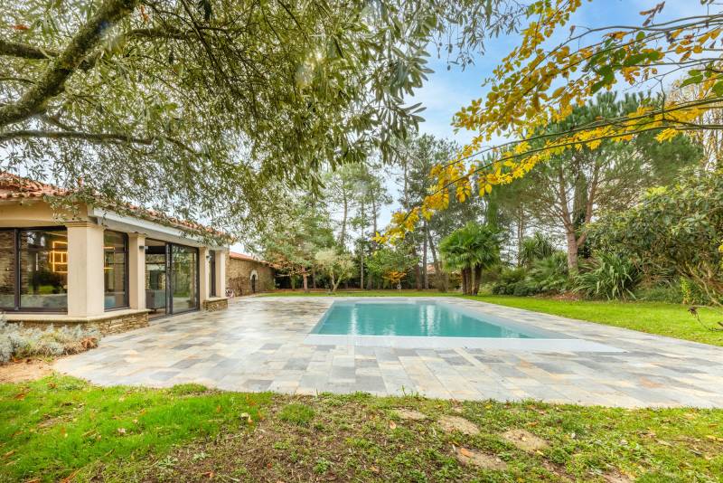 How to accurately find and choose a suitable shooting location in FRANCE?