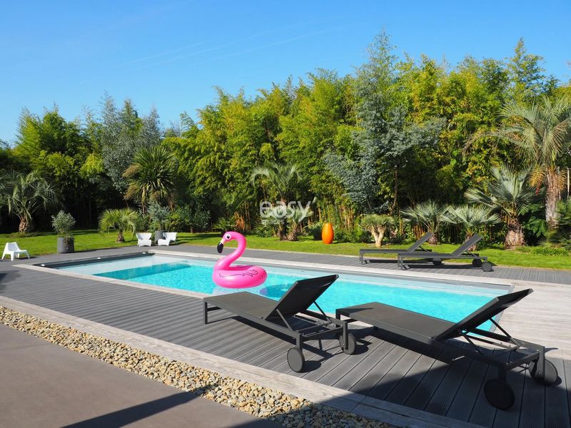Event venues in Bordeaux featuring a swimming pool for various occasions and gatherings