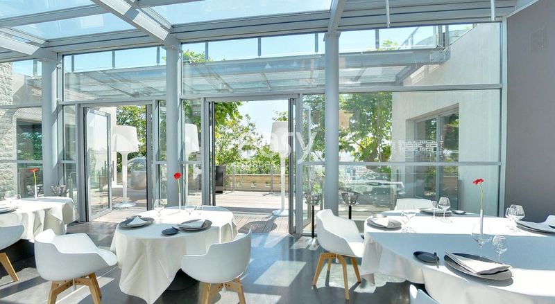 A brightly illuminated location ideal for professional photography shoots in Lyon city