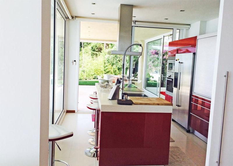 location scouting and identification of suitable places in Spain for photography sessions and film shootings