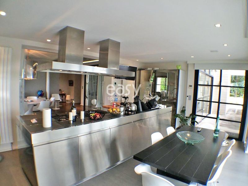 Contemporary house specially designed for hosting professional events in Toulouse