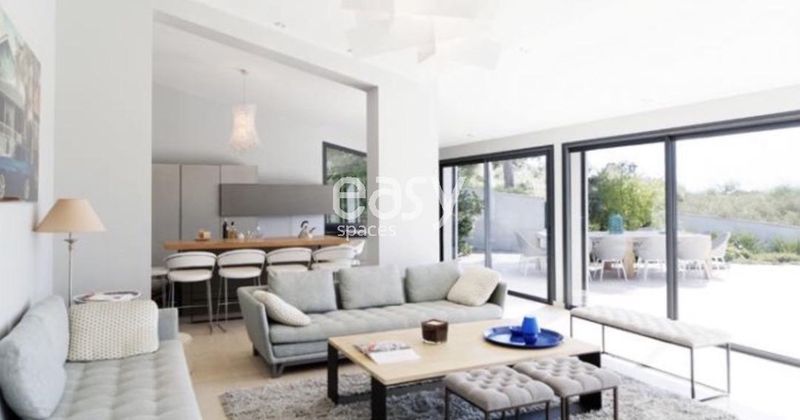 private villa with sea view ideal for photo shoots in the Provence-Alpes-Côte d'Azur region