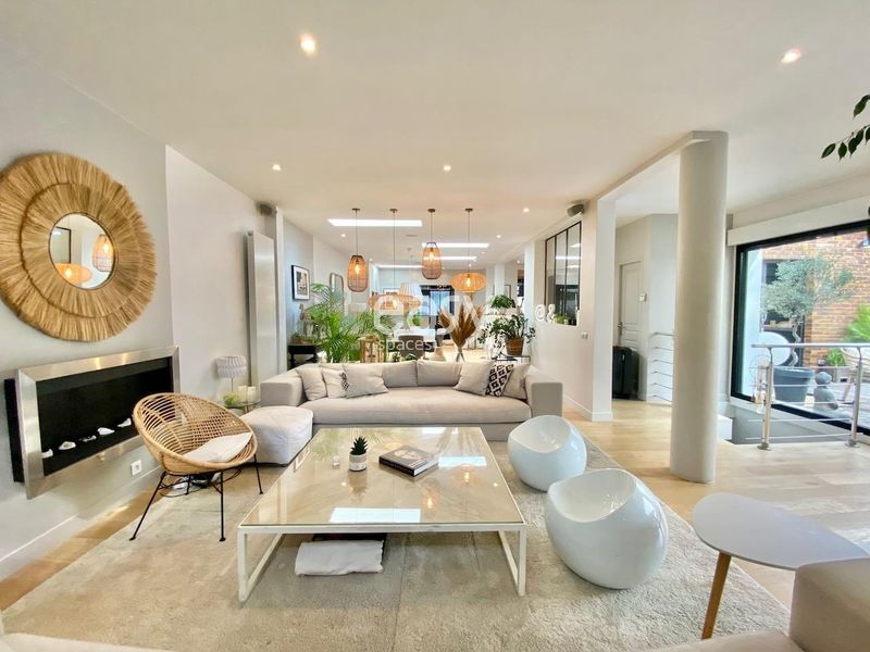 Offer a suitable and attractive Paris location for a professional photoshoot