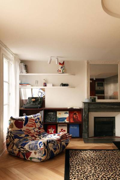 1970s set for rent for filming in Paris