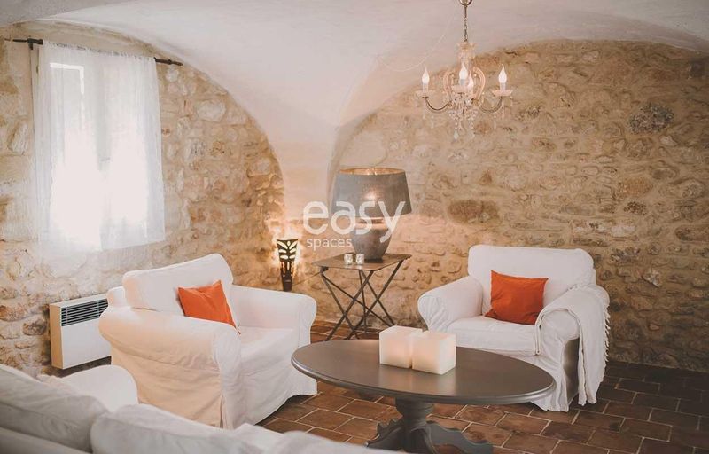 Rustic and picturesque countryside setting ideal for a professional photo shoot in the scenic south of France