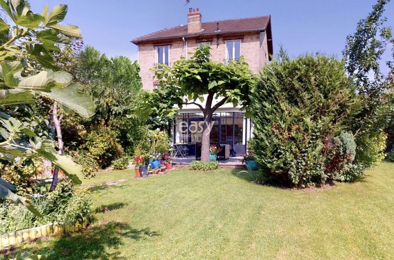 filming location with garden in the city of Paris, France