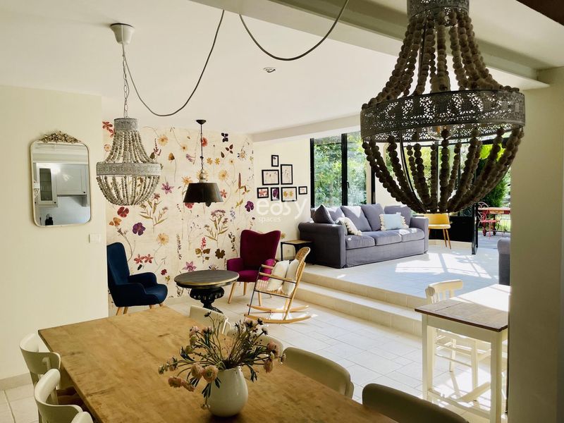 House with Garden Located in Paris, France, Ideal for Hosting Various Event Types