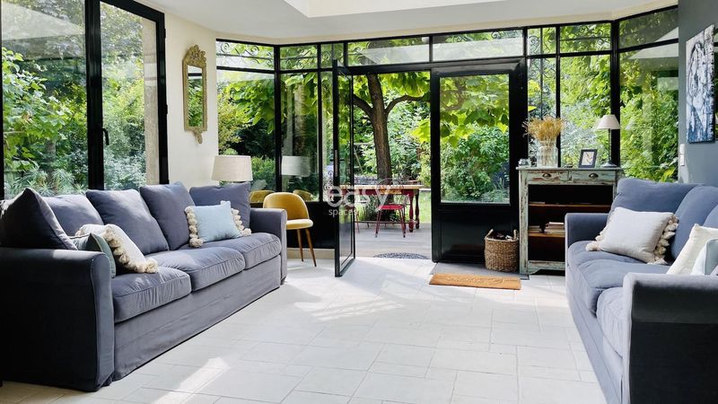 decor for photo shoots in Paris, France, featuring an authentic and charming setting perfect for capturing memorable images