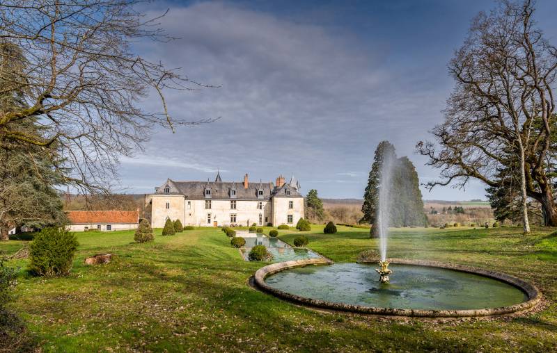 castle available for rent in FRANCE for film shooting near the city of Tours and surrounding areas