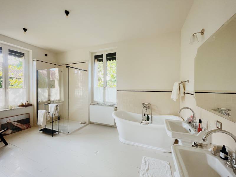 decor for a professional photoshoot featuring high-quality household linens in Lyon, FRANCE