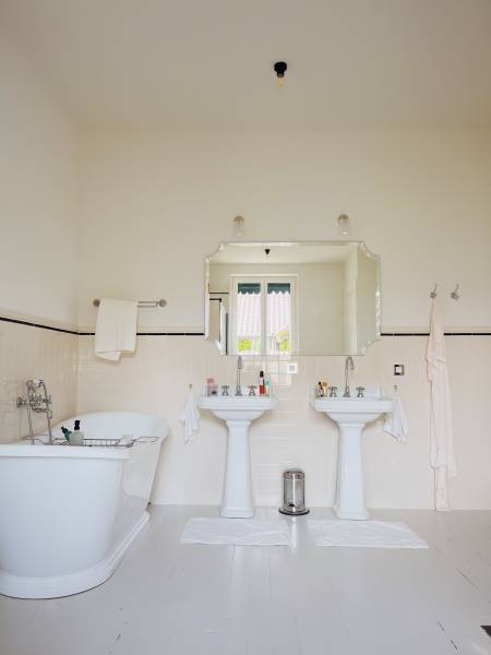 Beautiful and Spacious Bathroom Perfectly Suited for Photoshoots in Lyon, France