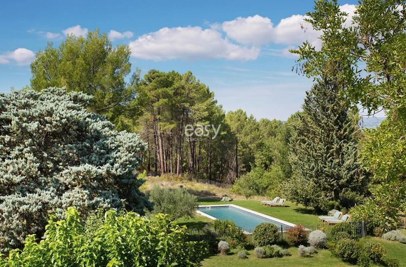 bucolic and picturesque shooting location nestled in the beautiful Luberon region of FRANCE