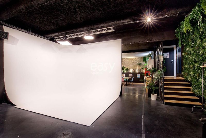 Location for a pop-up store in Paris, France, situated in a prime and highly accessible area suitable for temporary retail events