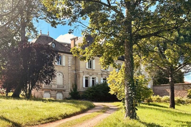 castle available for rent specifically for professional photo and video production purposes in FRANCE